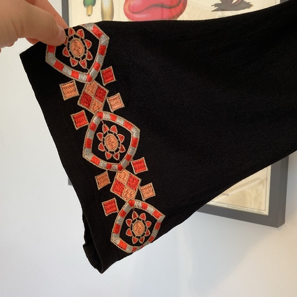 THE WALLFLOWER Size: M Black Embroidered V-Neck Long Bell Sleeve Cropped Top - Picture 5 of 9